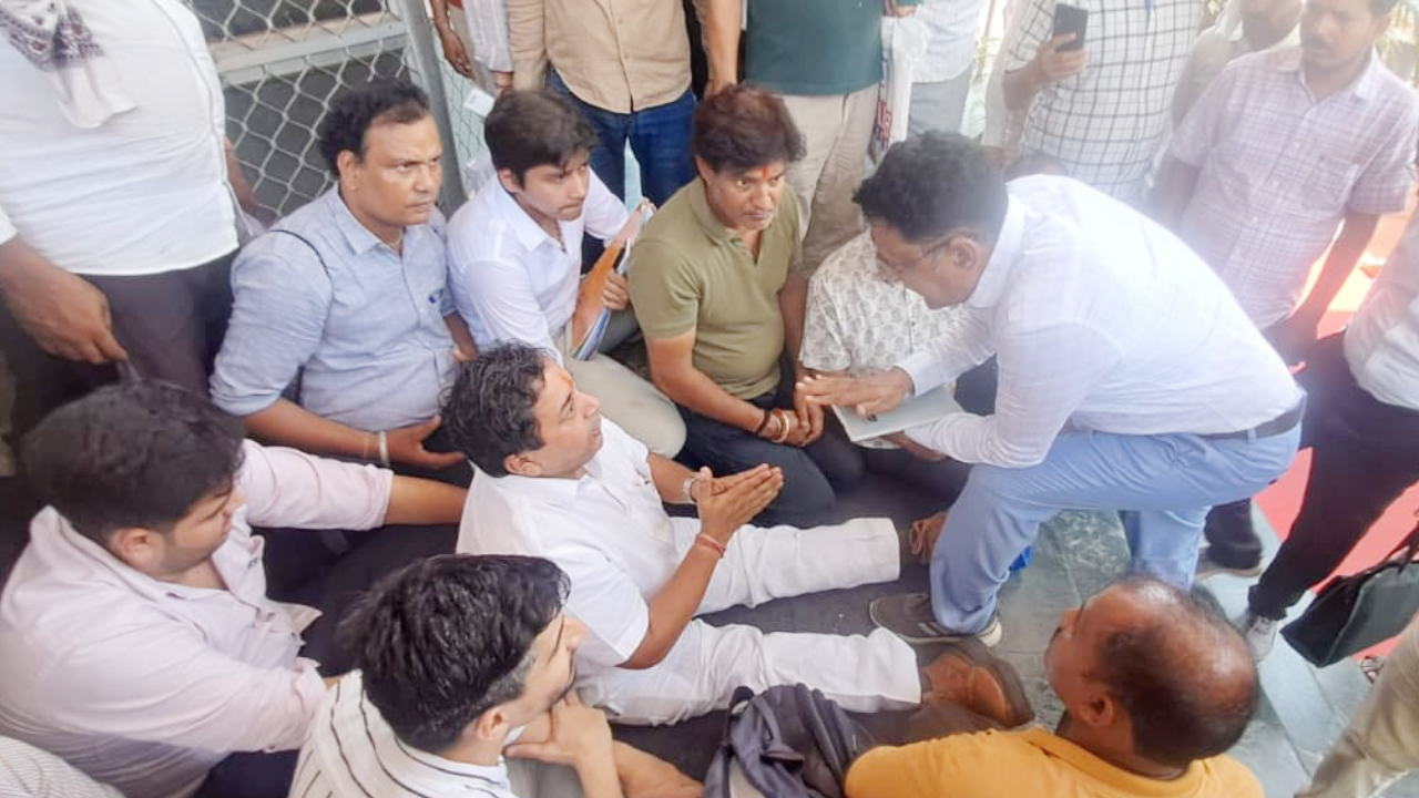 2 साल से पट्टे के लिए भटक रहा था बुजुर्ग, JDA दफ्तर में फूटा गुस्सा; धरने पर बैठा तो मचा हड़कंप