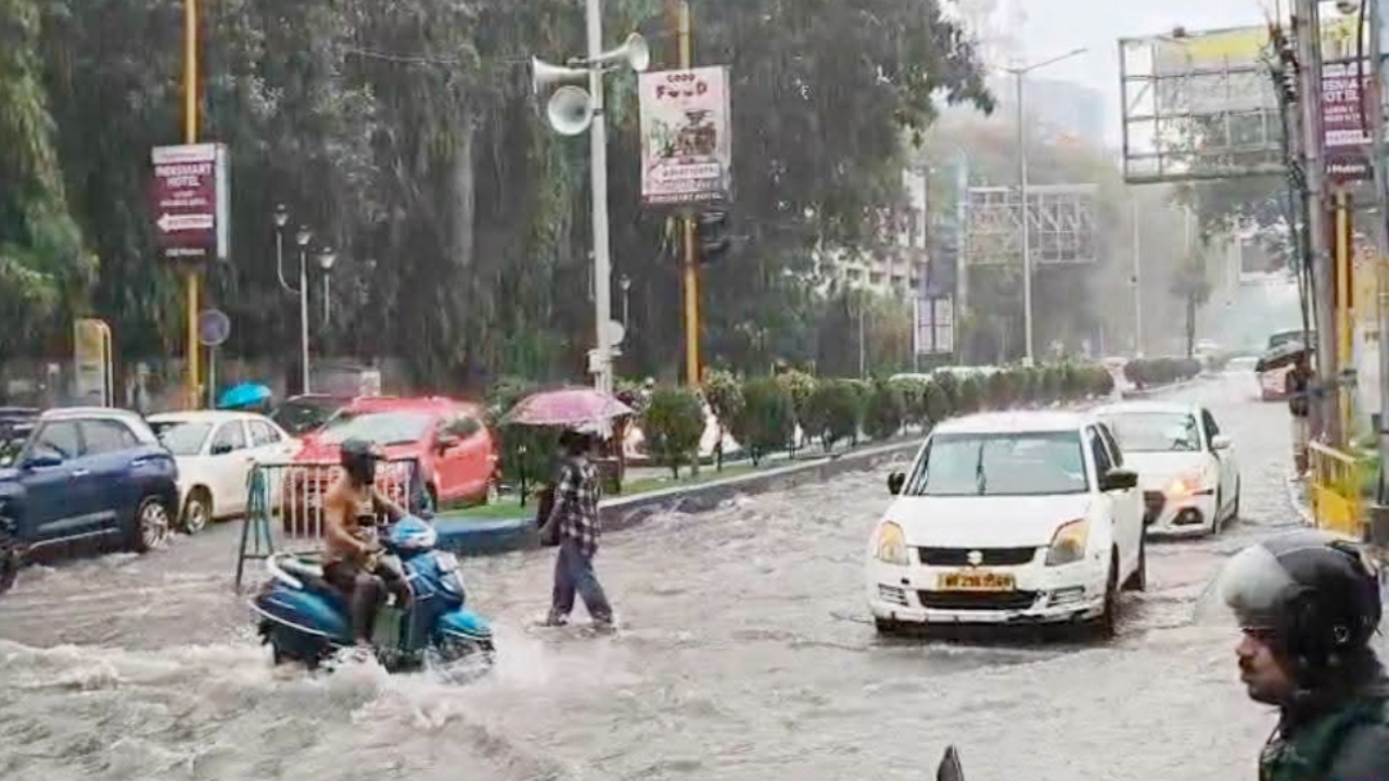 ​कोलकाता में मौसम का कहर: एयरपोर्ट पर वज्रपात से दो कर्मचारी गंभीर, दक्षिण बंगाल में भारी बारिश और जलजमाव से बढ़ी चिंता
