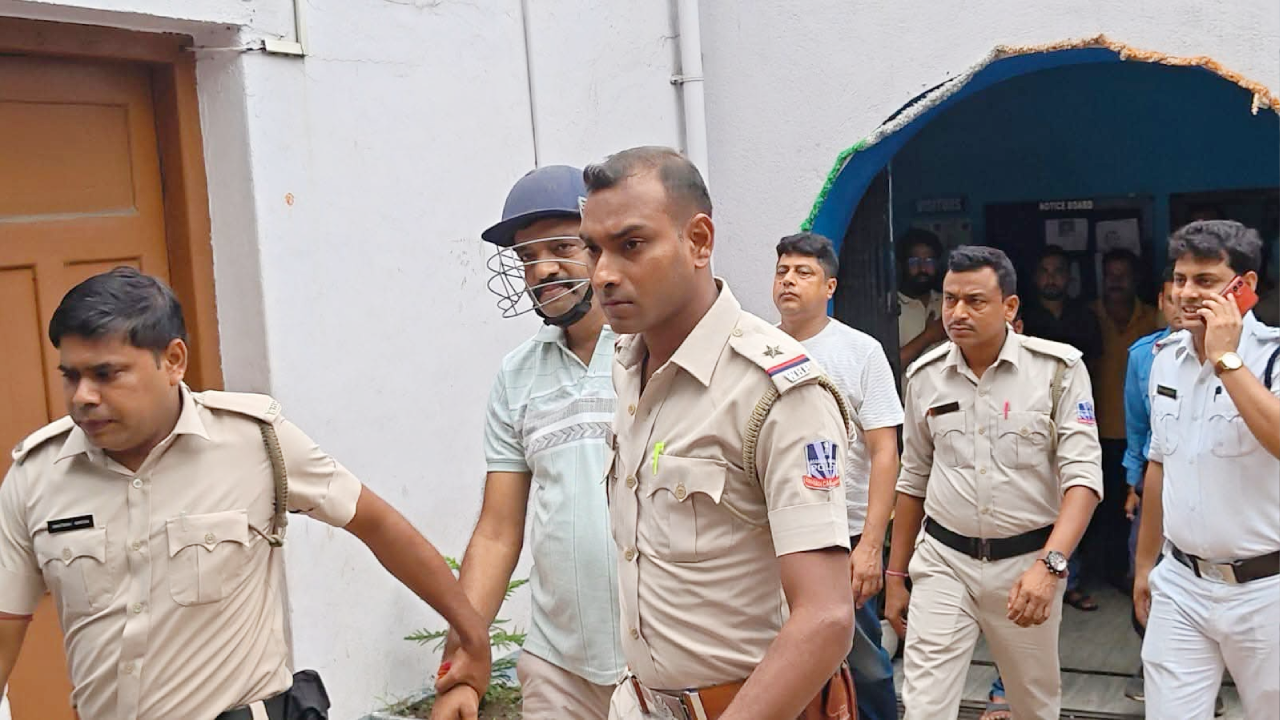 ​अवैध पत्थर खनन पर पुलिस का बड़ा शिकंजा, तृणमूल नेता भोला सिंह गिरफ्तार