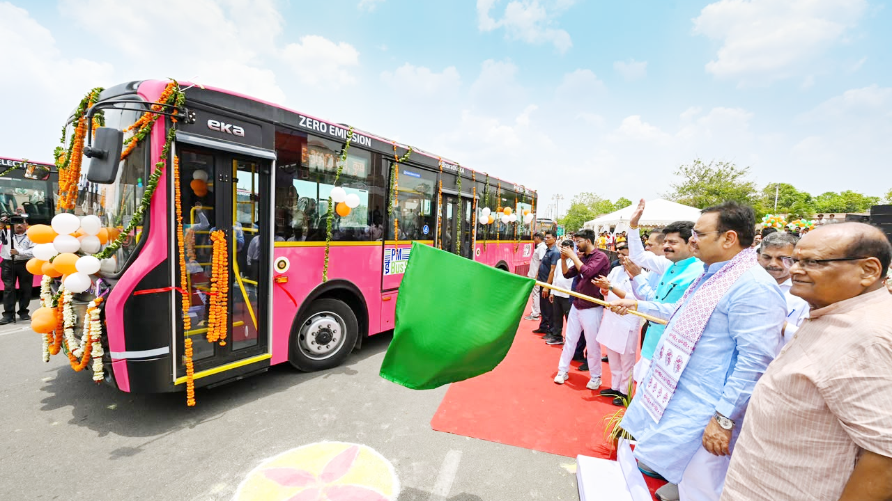 ​राजस्थान में पहली बार इलेक्ट्रिक बसों की शुरुआत, CM भजनलाल शर्मा ने जयपुर को 29 और भीलवाड़ा को 18 ई बसों की दी सौगात