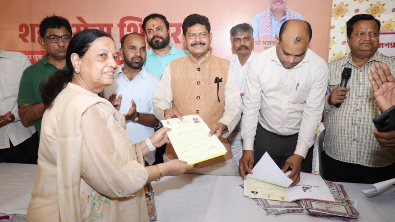 70 परिवारों के चेहरे पर मुस्कान, MLA गोपाल शर्मा ने बांटे पट्टे, सैकड़ों मामलों का मौके पर समाधान