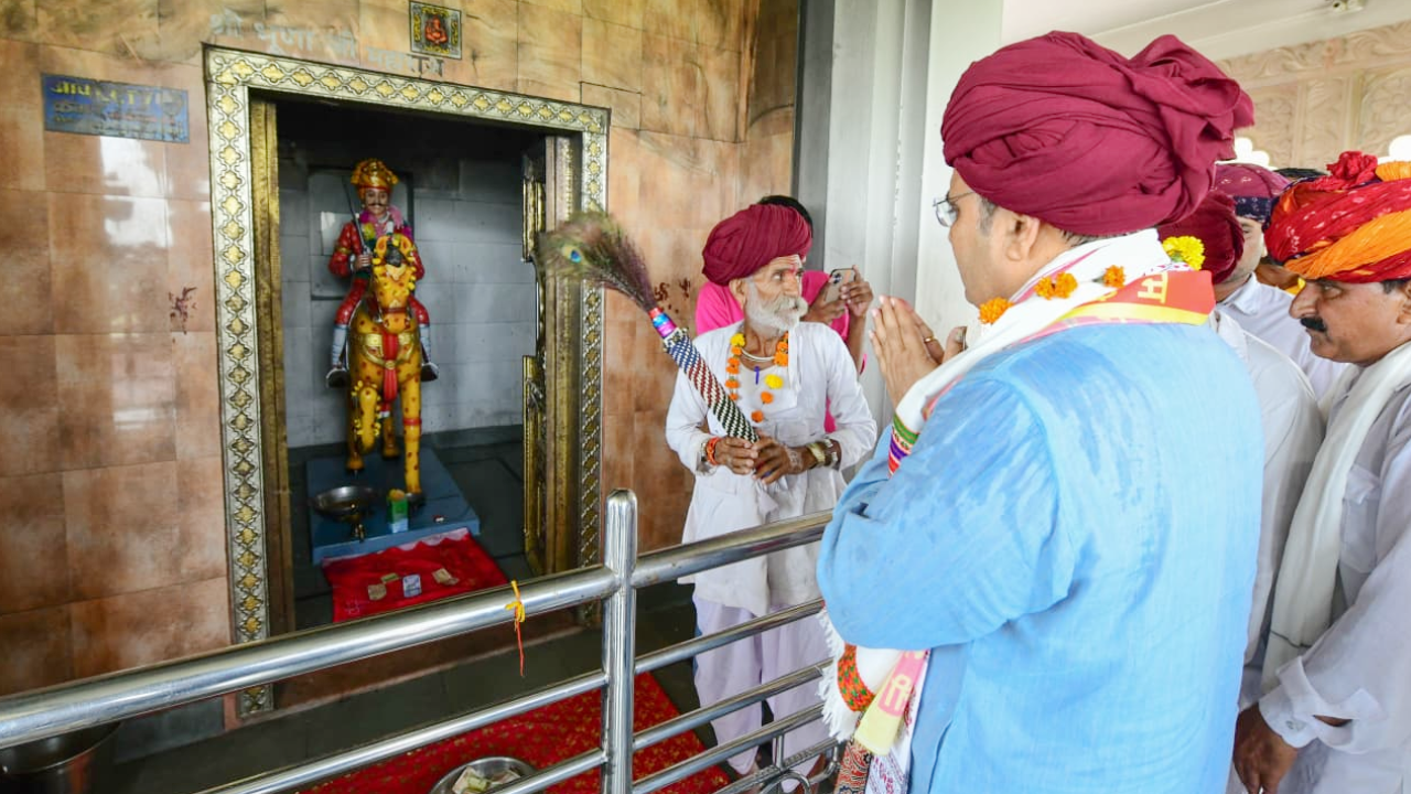 किसान के घर चाय, बच्चों को चॉकलेट... देवमाली में CM भजनलाल का 'ग्राउंड एक्शन'