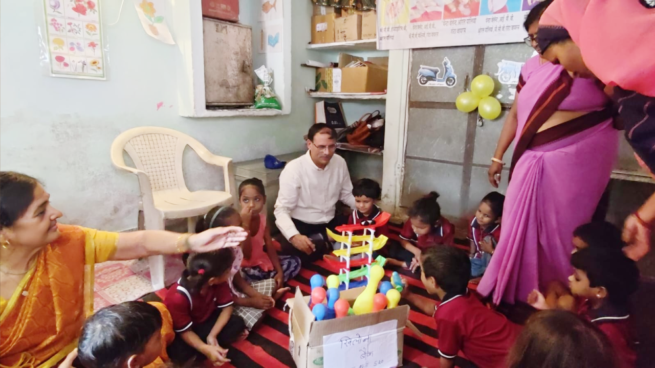 फाइलें छोड़ बच्चों के बीच पहुंचे ICDS निदेशक, जमीन पर बैठकर खेले खेल