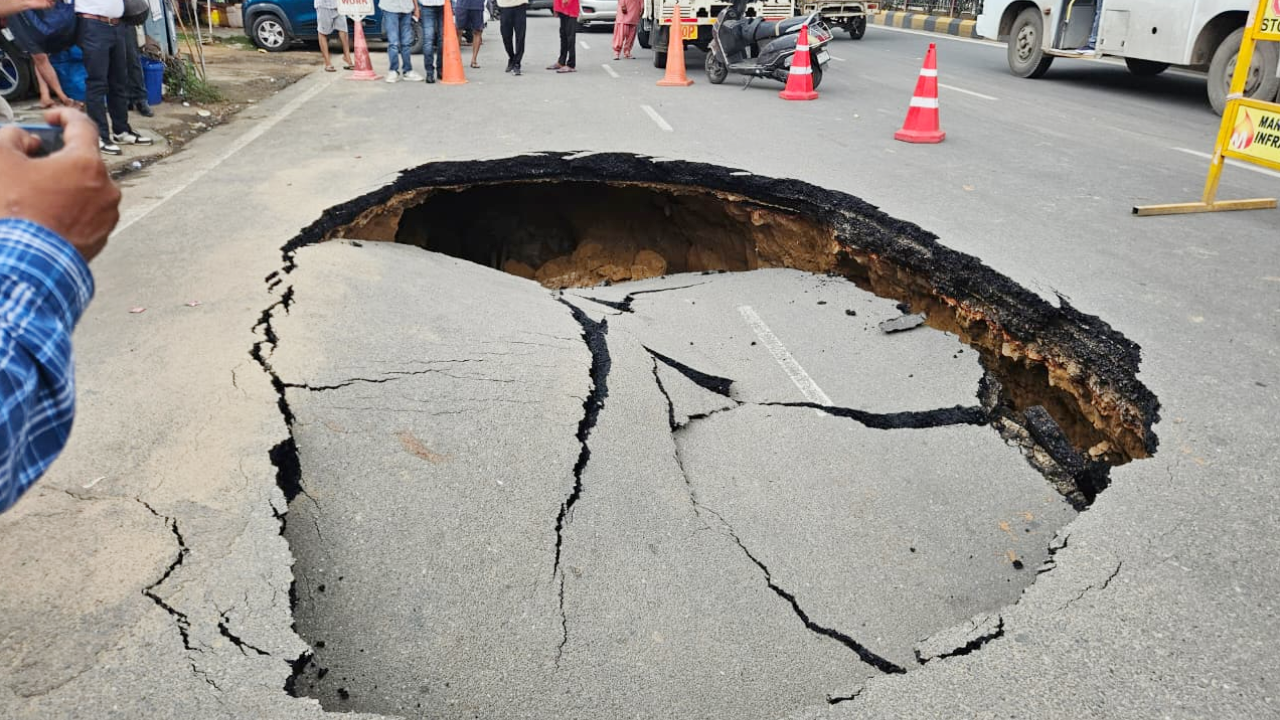 जयपुर में पहली बारिश ने खोली सड़कों की पोल: टोंक रोड पर 20 फीट चौड़ी सड़क धंसी, गैस पाइपलाइन और सीवरेज कार्य पर उठे सवाल