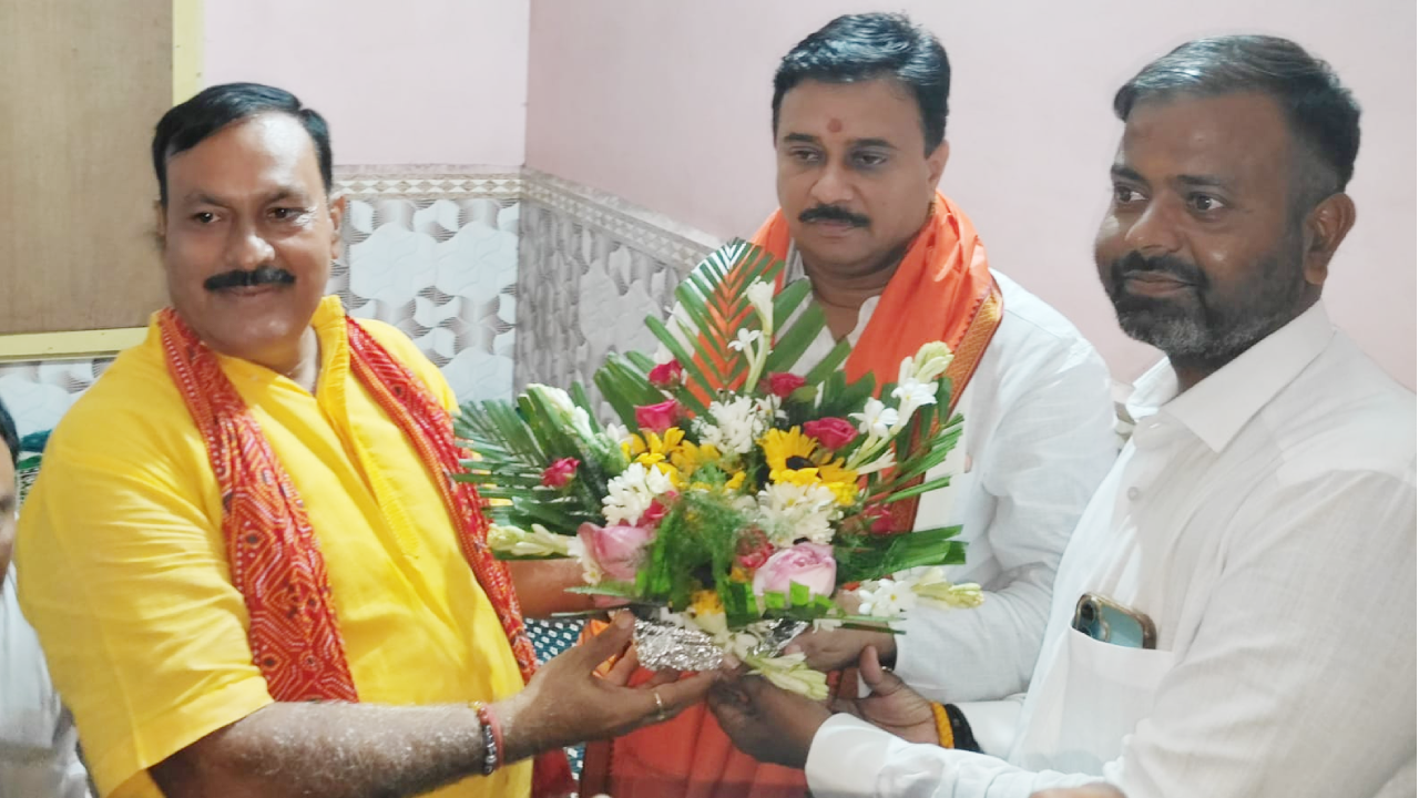 ​बंगाल-झारखंड सीमा पर राज्य मंत्री उमेश राय का भव्य स्वागत, ढोल-नगाड़ों और जयघोष से गूंजा माहौल
