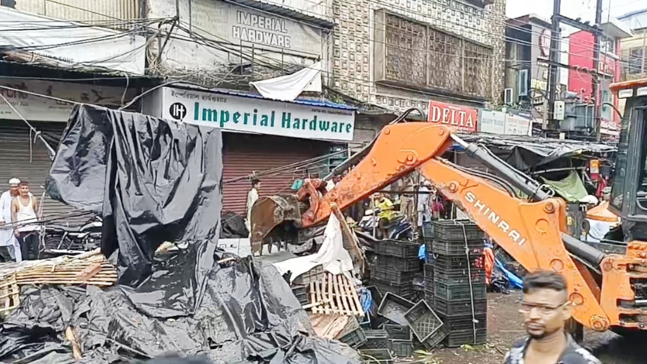 ​आसनसोल में अवैध अतिक्रमण पर प्रशासन का बड़ा प्रहार, राहा लेन से गिरजा मोड़ तक चला विशेष अभियान