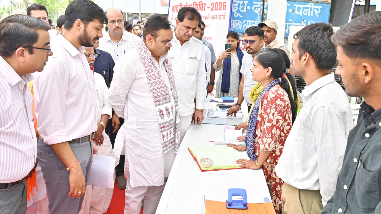 भजनलाल सरकार का 'शहरी सर्जिकल स्ट्राइक', दफ्तरों के चक्कर बंद, सीधे घर के दरवाजे पर मिल रहा सरकारी योजनाओं का हक