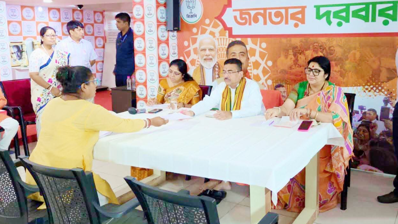 ​मुख्यमंत्री शुभेंदु अधिकारी का 'जनसंवाद दरबार', जनता की समस्याओं के त्वरित समाधान का दिया भरोसा