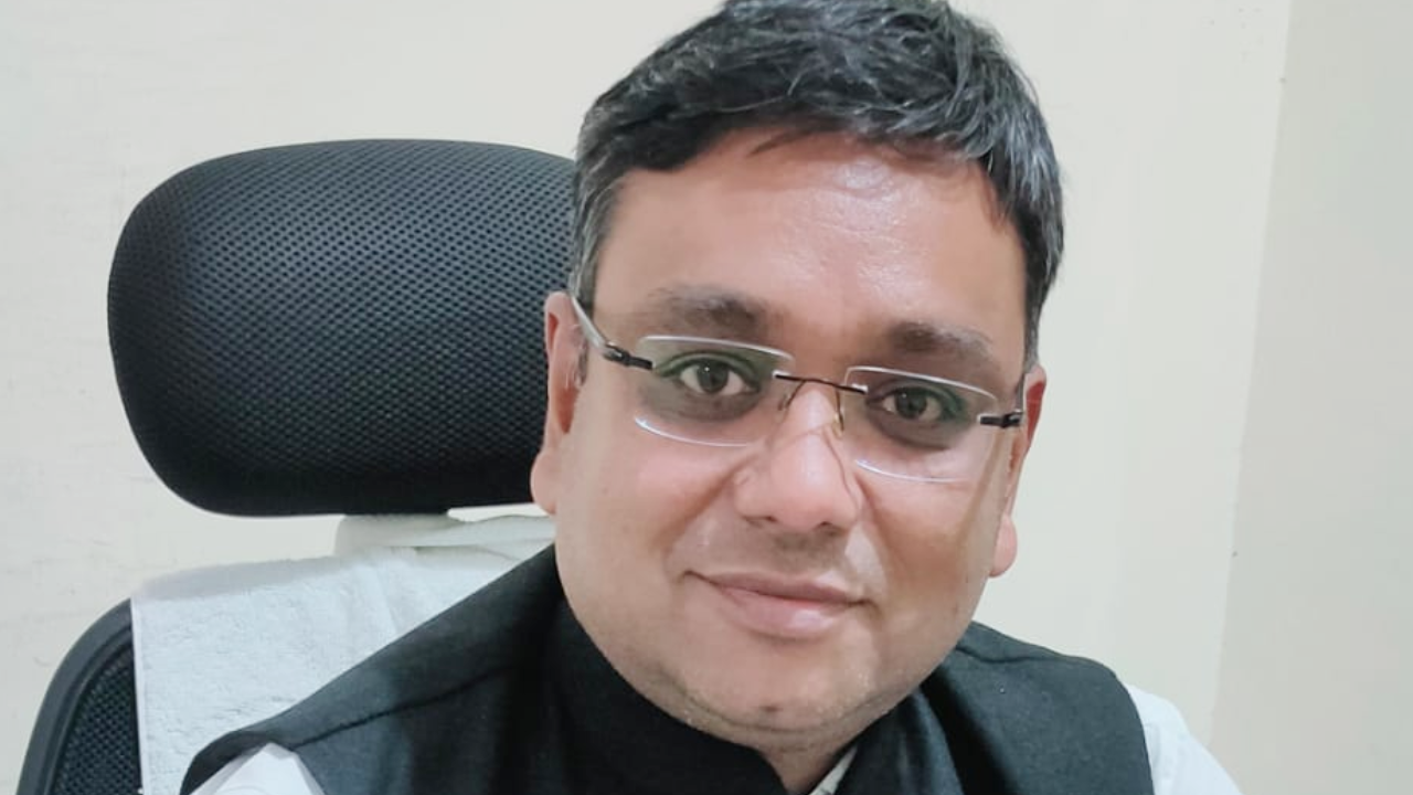 हाईकोर्ट का बड़ा हंटर: एक ही समय दो जगह कैसे था सिपाही? DGP को दिए निष्पक्ष जांच के आदेश, अभियुक्त की सजा स्थगित