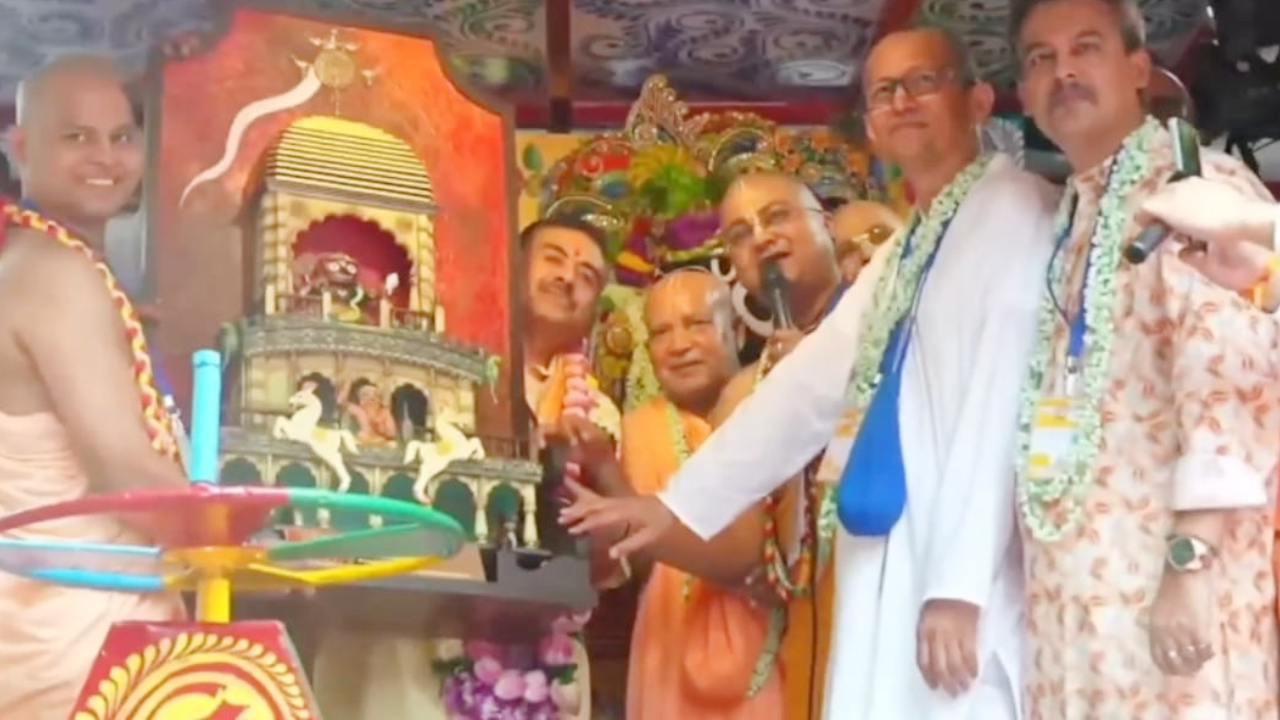 ​मूसलाधार बारिश भी नहीं रोक सकी आस्था की धारा, मुख्यमंत्री शुभेंदु अधिकारी ने इस्कॉन रथयात्रा में लिया भाग