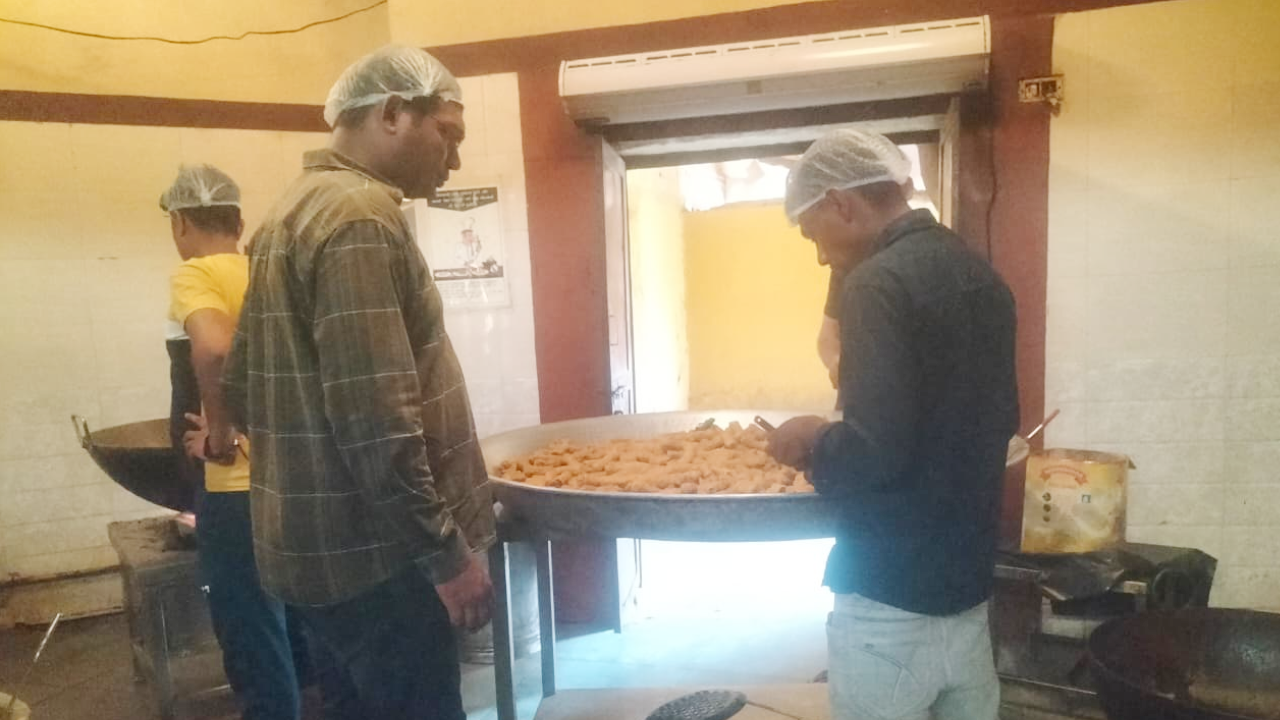 ​चोखी ढाणी में फूड सेफ्टी टीम की कार्रवाई, 90 किलो काजू टुकडी को किया सीज