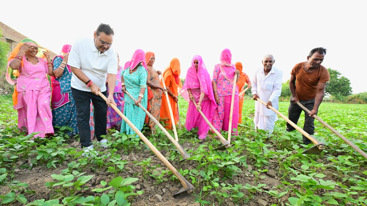 नागौर के तिलानेश गांव में सीएम भजनलाल शर्मा ने खेत में खुद चलाई खुरपी, अफसरों को दिए कड़क निर्देश