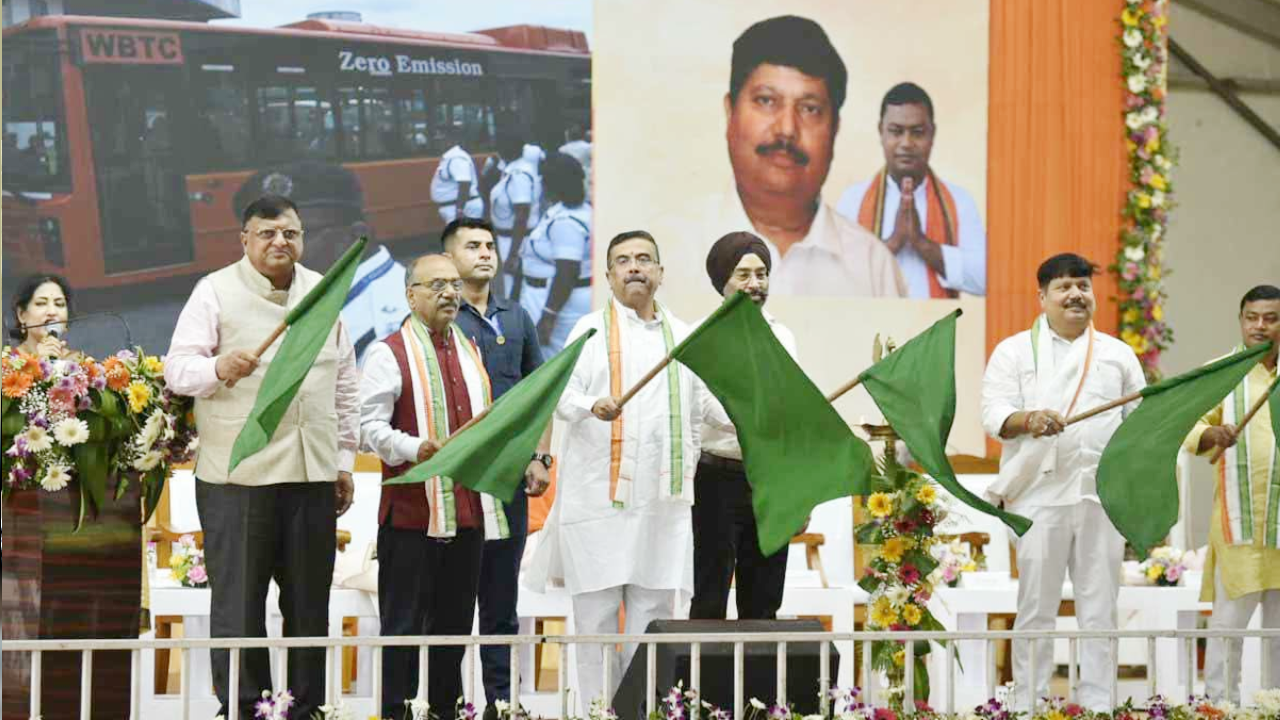 ​पश्चिम बंगाल को मिली 50 नई एसी बसों की सौगात, परिवहन व्यवस्था को आधुनिक बनाने की दिशा में बड़ा कदम