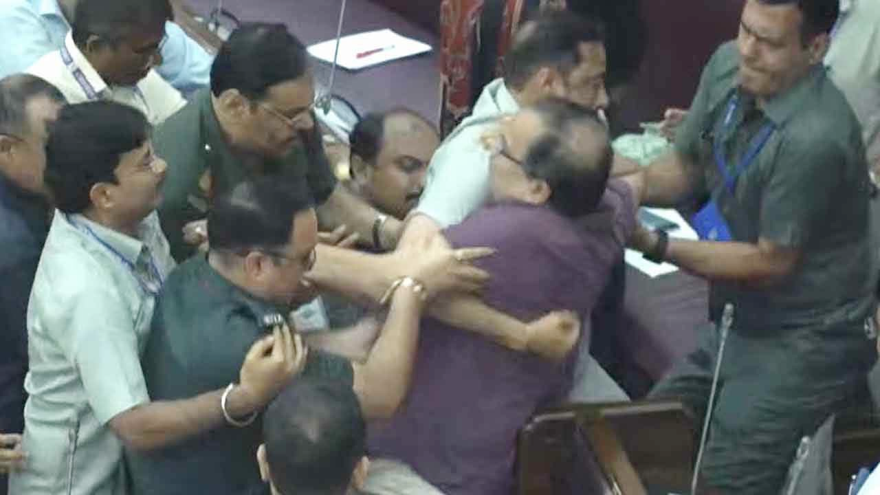 ​बंगाल विधानसभा में हाई-वोल्टेज ड्रामा: कुणाल घोष को मार्शलों ने उठाकर किया बाहर, सदन में मचा अभूतपूर्व हंगामा