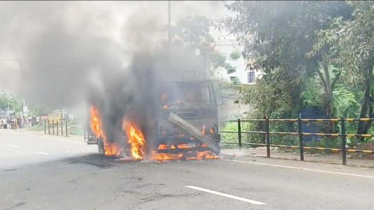 ​बांकुड़ा में सीएनजी से भरे ट्रक में भीषण आग, कई बाइ जलकर खाक, हाईवे पर मचा हड़कंप