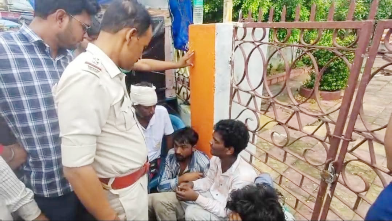 ​लगातार तार चोरी से भड़का जनाक्रोश, तीन संदिग्ध युवकों को लोगों ने दबोचा, पुलिस ने बचाकर लिया हिरासत में
