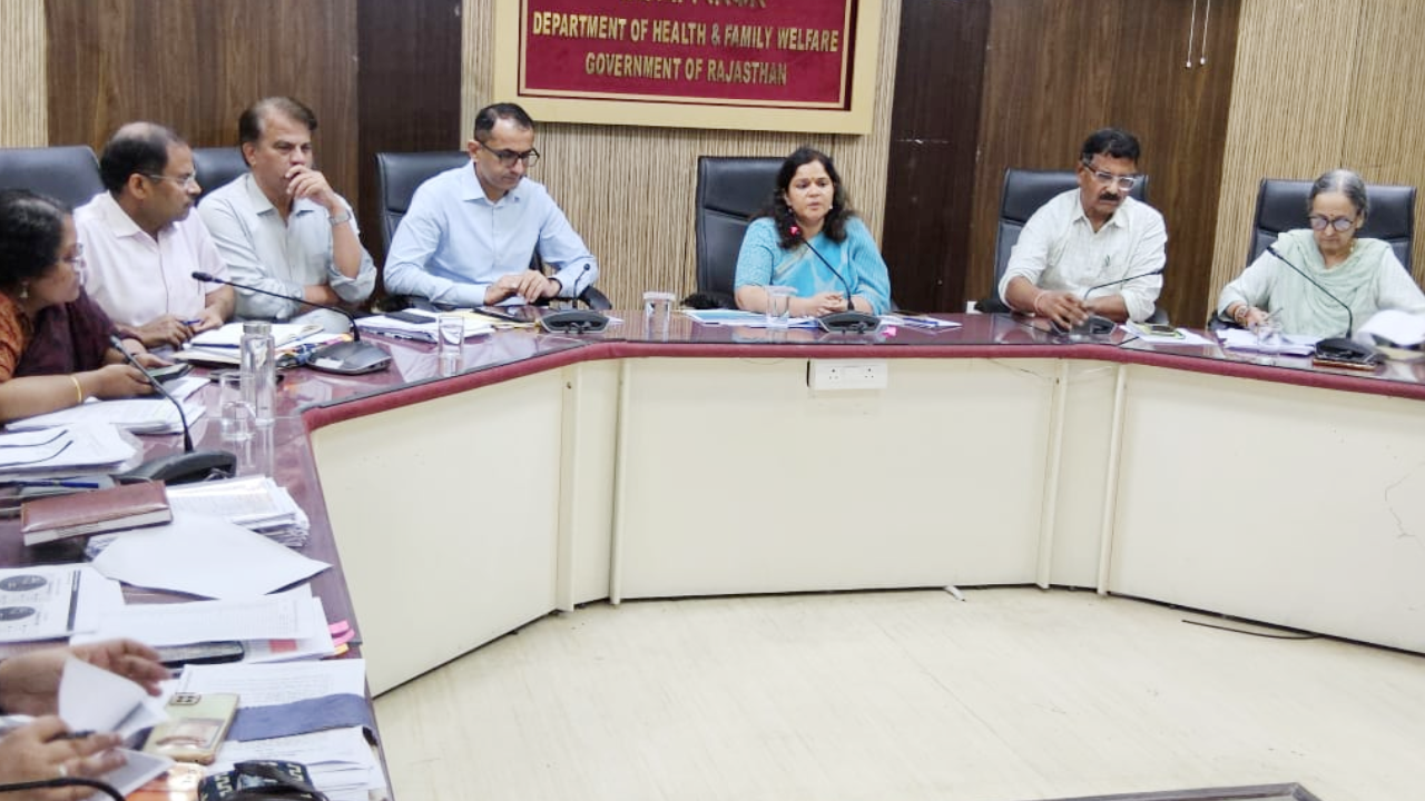 हेल्थ सेक्रेटरी गायत्री राठौड़ का कड़ा प्रहार: लापरवाही पर दौसा PMO को थमाई चार्जशीट, 108 एंबुलेंस में जुड़ेंगे 'एंटी शॉक गार्मेंट