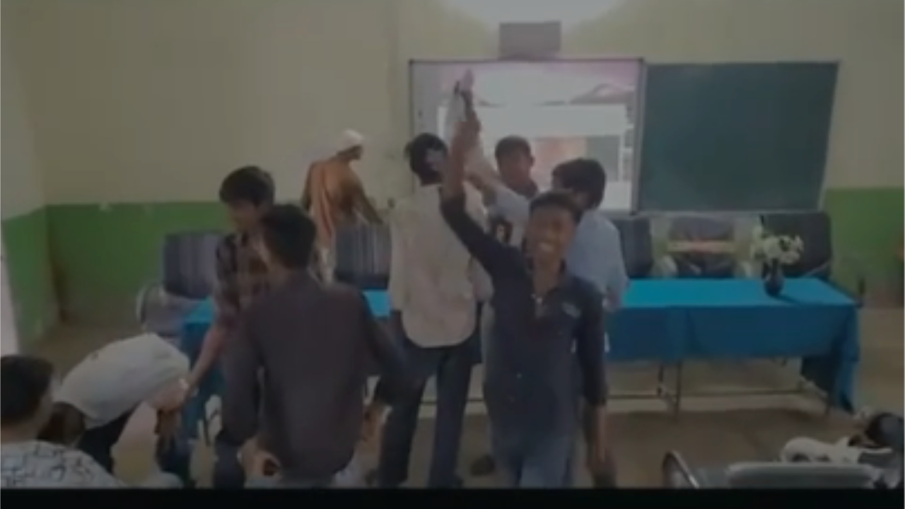 "हम तो गुंडे हैं मैडम जी" पर रील बनाते मिले छात्र; कोटा के सरकारी स्कूल का VIDEO वायरल