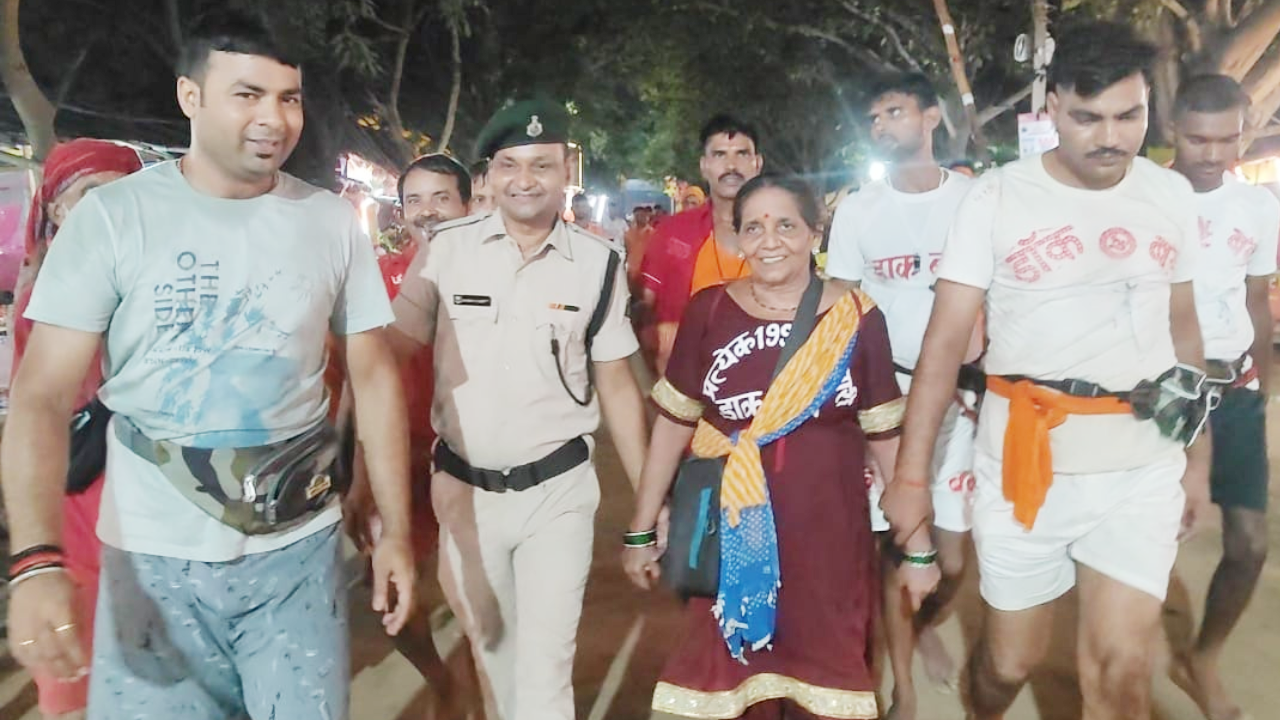​28 वर्षों से अटूट आस्था का संकल्प: हर सोमवारी डाक बम बन बाबा धाम पहुंचती हैं 60 वर्षीय रेणु देवी