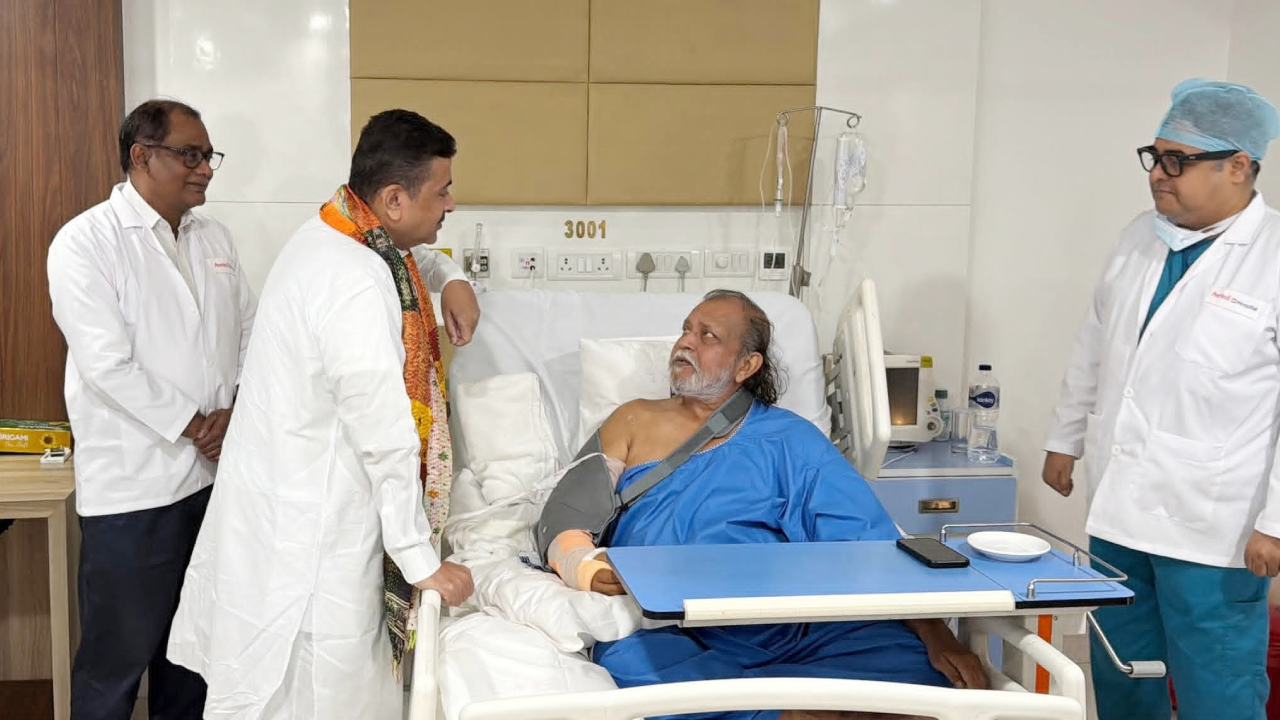 ​सर्जरी के बाद स्वस्थ हो रहे मिथुन चक्रवर्ती, अस्पताल पहुंचकर मुख्यमंत्री शुभेंदु अधिकारी ने जाना हालचाल