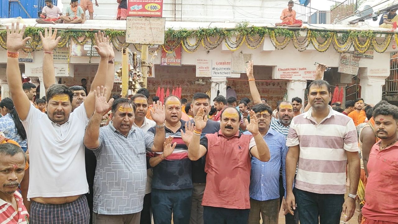 ​श्रावण मास में बाबा बैद्यनाथ के दरबार पहुंचे विधायक जितेंद्र गोठवाल
