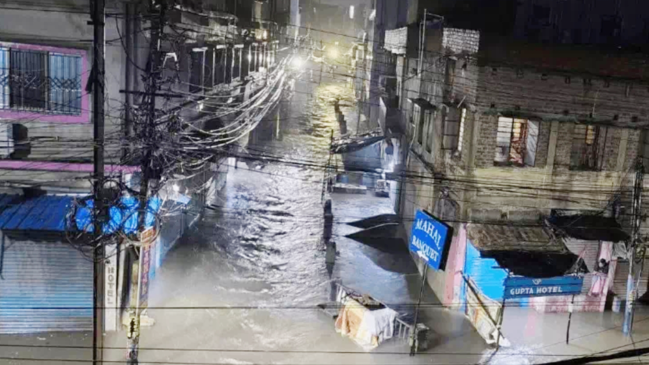 आसनसोल में कुदरत का कहर: गरुई नदी उफान पर, घरों में घुसा 10 फीट पानी, छतों पर कटी लोगों की रात