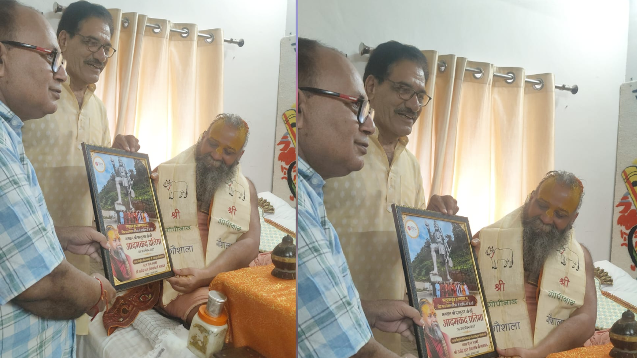 ​परशुराम कुंड की प्रतिकृति पाकर भाव-विभोर हुए राजेंद्र दास महाराज