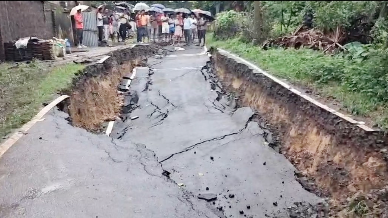 लगातार भारी बारिश से करोड़ों की लागत से बनी सड़क धंसी, उठे सवाल
