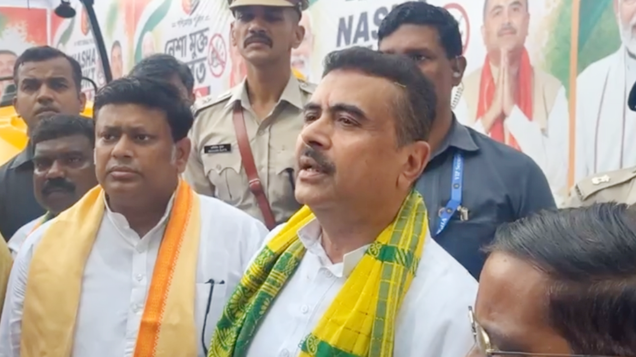 ​नशे के कारोबार पर करारा प्रहार, मुख्यमंत्री ने खुद रोड रोलर चलाकर नष्ट कीं 2 लाख कफ सिरप की बोतलें