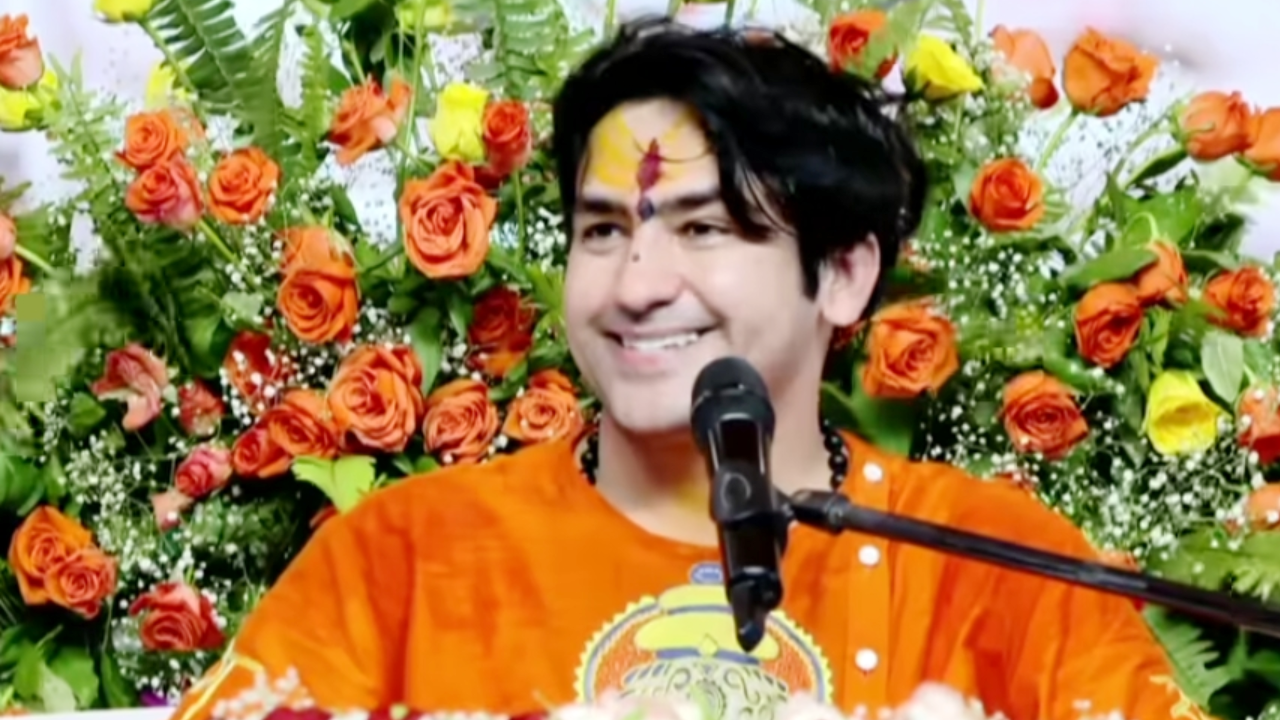 ​दुर्गा पूजा पंडालों के पास नॉन-वेज पर धीरेंद्र शास्त्री की अपील, बंगाल में छिड़ी नई बहस