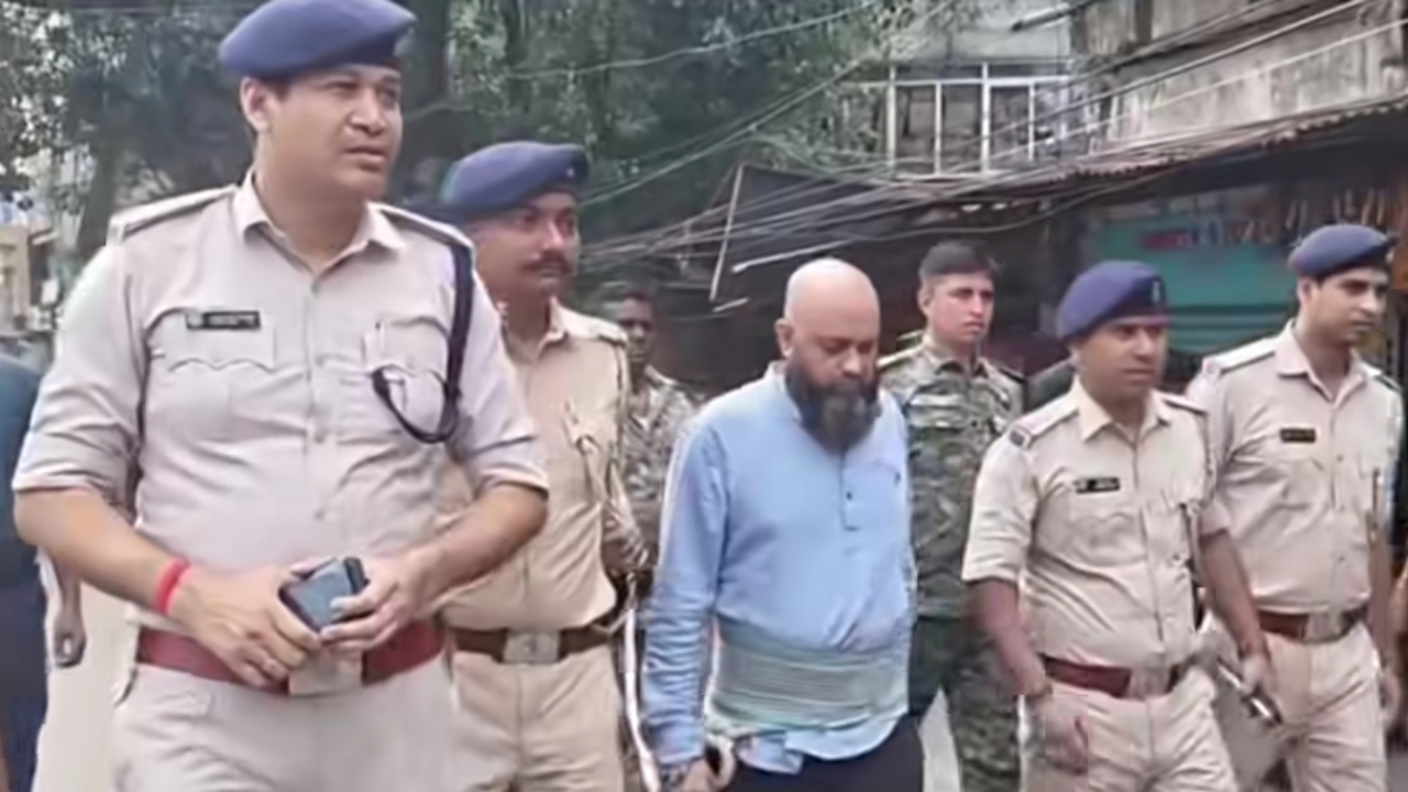 ​वासेपुर में पुलिस का शक्ति प्रदर्शन, गैंगस्टर प्रिंस खान के भाई की निकली परेड