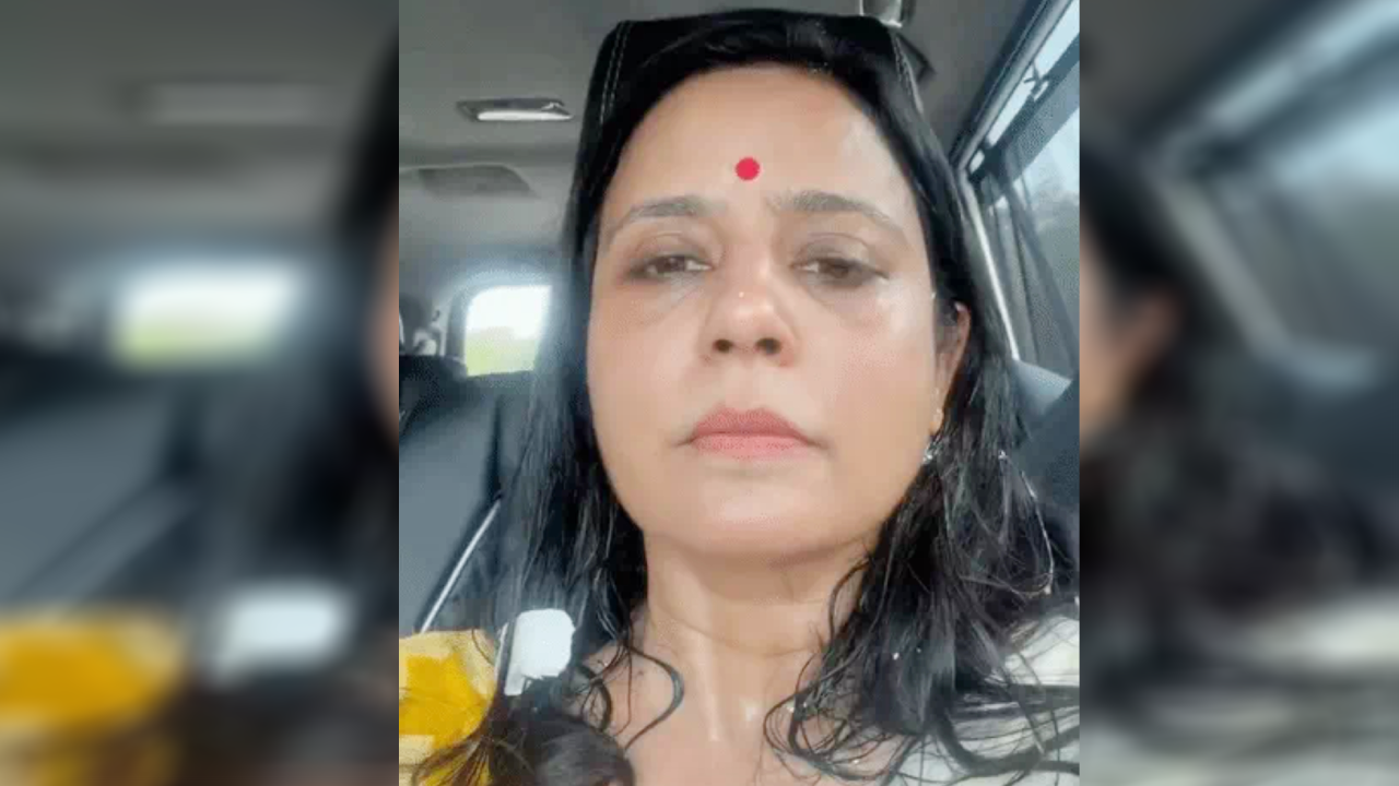 ​सांसद महुआ मोइत्रा के विरोध में प्रदर्शन, ‘गो बैक’ के नारों से गूंजा तेहट्टा