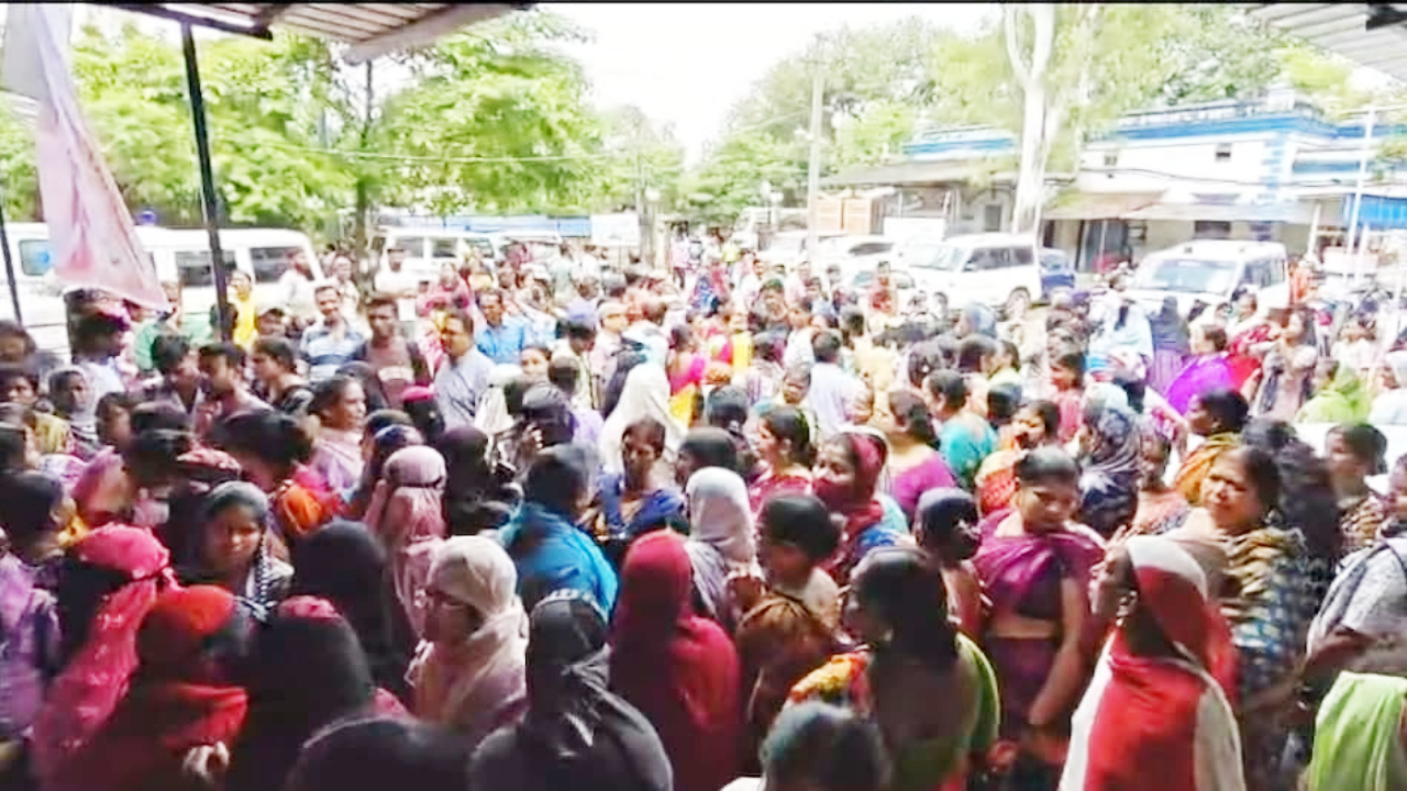 आसनसोल में 4 महीने से 'अन्नपूर्णा' के पैसे का इंतजार, सड़कों पर उतरीं महिलाएं, अफसरों ने नहीं सुनी तो ठप कर दिया ट्रैफिक