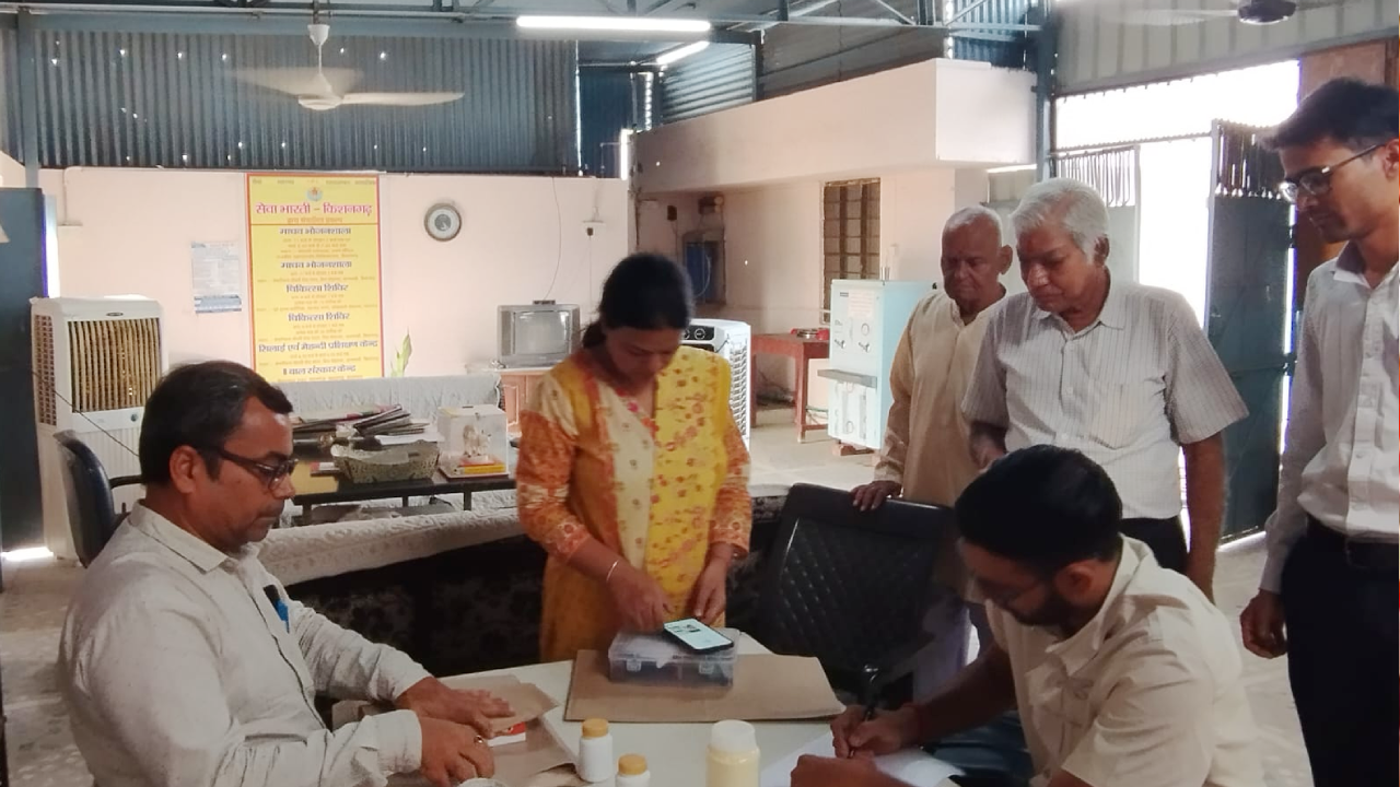 "अस्पतालों में रसगुल्ले पर चींटियां, एक्सपायरी सामान पर सीधा प्रहार"- भजनलाल सरकार का 'शुद्ध आहार-मिलावट पर वार', 14+ जिलों में खाद्य माफियाओं में हड़कंप