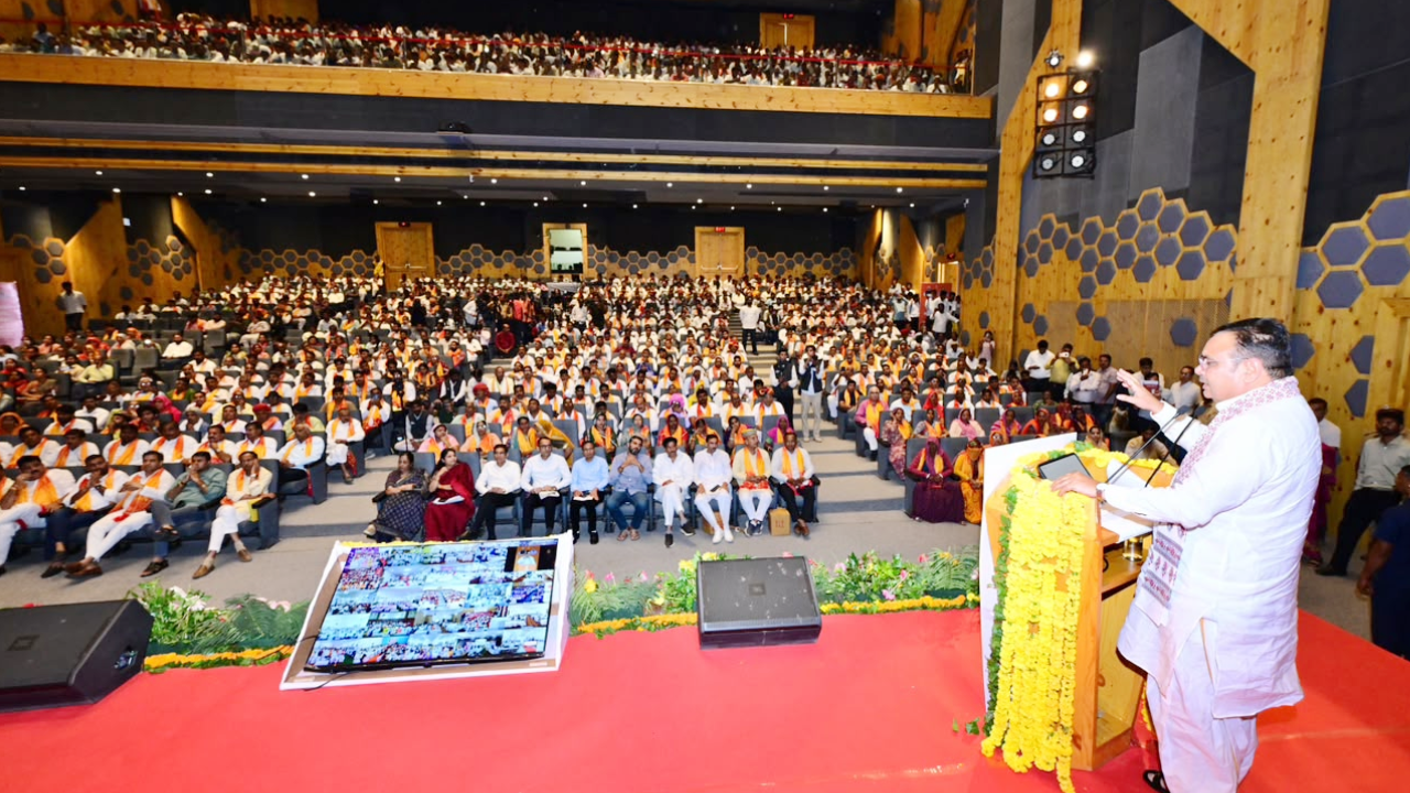 ग्राम स्वराज से विकसित राजस्थान की हुंकार, सीएम भजनलाल ने दिए कड़े निर्देश-'हर जरूरतमंद तक पहुंचे योजना, गांव-गांव जाकर करें संवाद'