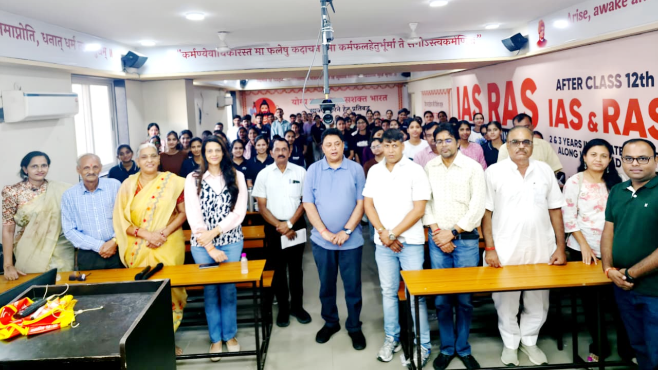 सिविल सेवा अभ्यर्थियों को IAS नवीन जैन का 'सफलता मंत्र': "बाधाओं का रोना छोड़ो, समाधान और लक्ष्य पर साधो निशाना"