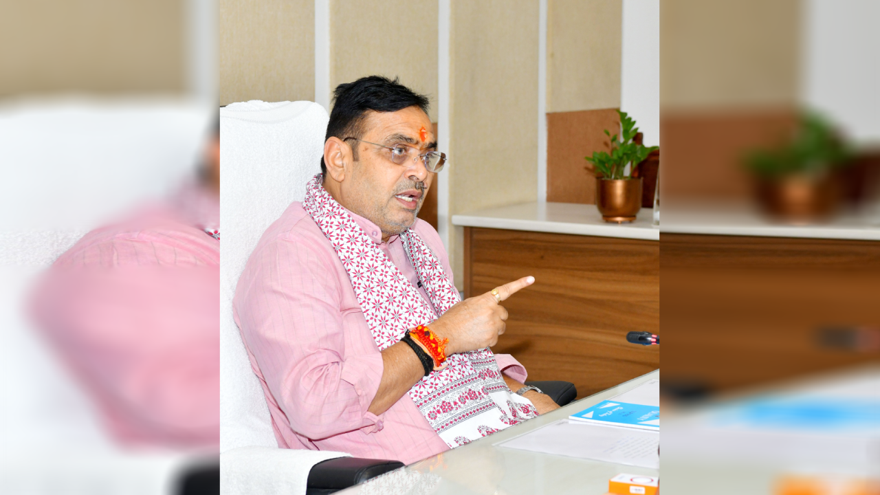 जीरो टॉलरेंस का फुल एक्शन! सीएम की हाईलेवल मीटिंग के बाद 1 अधिकारी सस्पेंड, 6 एपीओ और 2 पर गिरी गाज