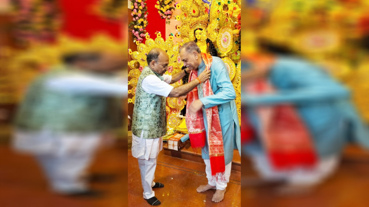 ​बराकर हाटतल्ला दुर्गा पूजा कमेटी ने उद्योगपति व समाजसेवी सुभाष अग्रवाला को किया सम्मानित