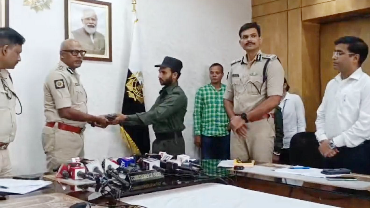 ​लाल आतंक के नेटवर्क को बड़ा झटका, इनामी माओवादी दंपती ने हथियारों समेत किया सरेंडर