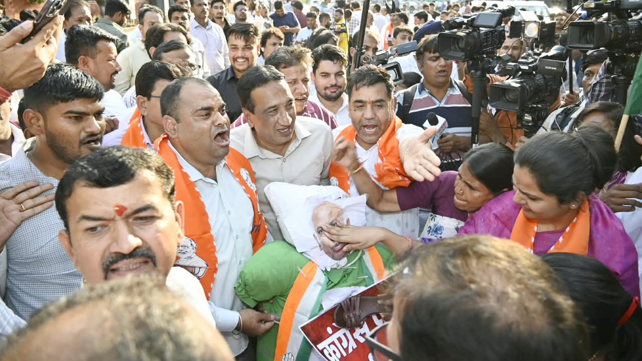 जयपुर की सड़कों पर भाजपा का 'रणसंग्राम', खड़गे की टिप्पणी पर भड़का गुस्सा, पुतले पर बरसाए जूते, गूंजा 'माफी मांगो राहुल-खडगे'